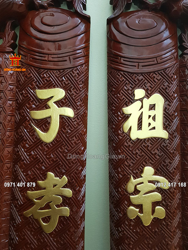 Các chữ trên đôi câu đối đều được khắc bằng tiếng Hán